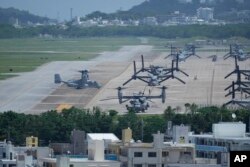 Sebuah pesawat angkut Osprey MV-22B AS (kiri), meluncur setelah terbang kembali ke Pangkalan Udara Korps Marinir AS Futenma di Ginowan, selatan Okinawa, Jepang selatan, Rabu, 6 September 2023. (AP/Hiro Komae)