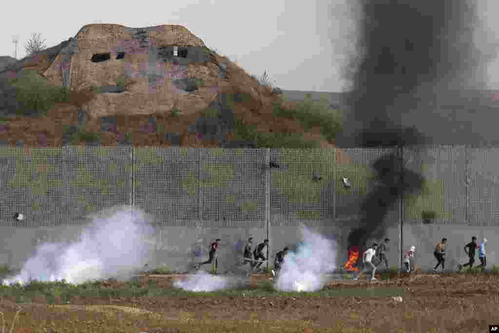 Palestinian protesters clash with Israeli security forces along the frontier with Israel during a demonstration marking Israel's withdrawal from Gaza in 2005, east of Gaza City, Sept. 13, 2023.