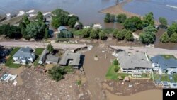 Un desbordamiento del río Big Sioux daña carreteras y edificios en North Sioux City, Dakota del Sur, el lunes 24 de junio de 2024. 