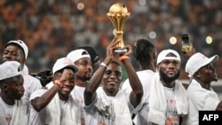 Le capitaine ivoirien Max-Alain Gradel brandit le trophée de la Coupe d'Afrique des nations.