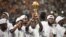 Le capitaine ivoirien Max-Alain Gradel brandit le trophée de la Coupe d'Afrique des nations.