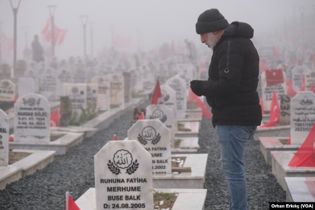 Anmanın ardından depremzedeler kabir ziyaretinde bulundu.