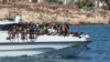 Migran tiba dengan kapal Penjaga Pantai Italia setelah diselamatkan di laut, di pulau Lampedusa, Sisilia, Italia, 15 September 2023. (REUTERS/Yara Nardi)