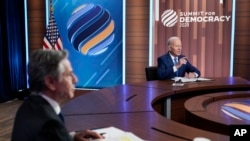 Presidenti Biden flet gjatë takimit, ndërsa në krah qëndron Sekretari i Shtetit Blinken (29 mars 2023)
