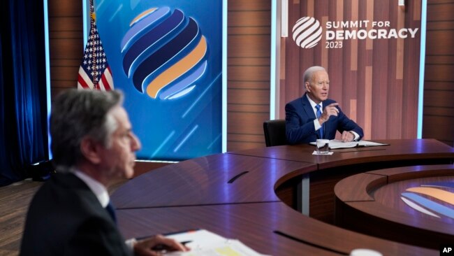 Presidenti Biden flet gjatë takimit, ndërsa në krah qëndron Sekretari i Shtetit Blinken (29 mars 2023)