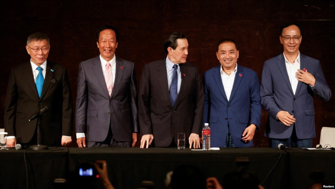 Ko Wen-je, Taiwan People's Party (TPP) chairman, Terry Gou, former Taiwan President Ma Ying-jeou, Hou Yu-ih of the main opposition party Kuomintang (KMT) and Eric Chu, Kuomintang's Chairman attend a press conference in Taipei, Nov. 23, 2023. 