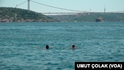 İstanbullular'ın önemli bir sahillerden denize giriyor
