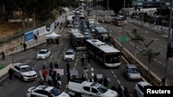 Para demonstran memblokade jalanan di Tel Aviv, menuntut pembebasan para sandera yang ditawan Hamas dalam aksi protes pada 29 Januari 2024. (Foto: Reuters/Tyrone Siu)