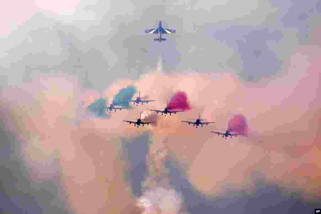 Frecce Tricolori (Tricolor Arrows), the Italian Air Force aerobatic display team, perform during the opening day of the Dubai Air Show, United Arab Emirates.