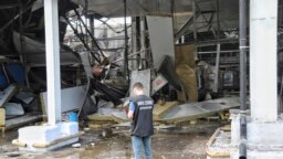Seorang jaksa kejahatan perang memeriksa lokasi serangan roket Rusia di Odesa, Ukraina, 14 Juni 2023 (foto: dok). 