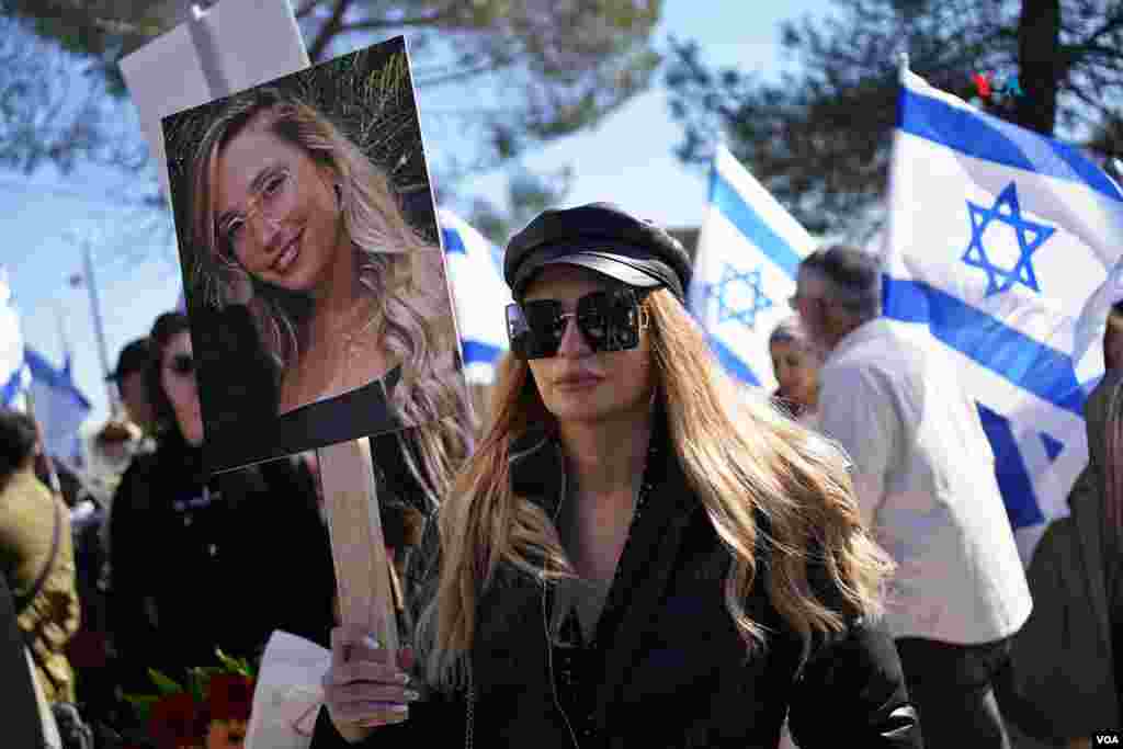 Familiares de los jóvenes asesinados por Hamás en el festival Nova confiesan sentirse abandonados a su suerte y por ello organizaron una protesta hoy frente al parlamento israelí.