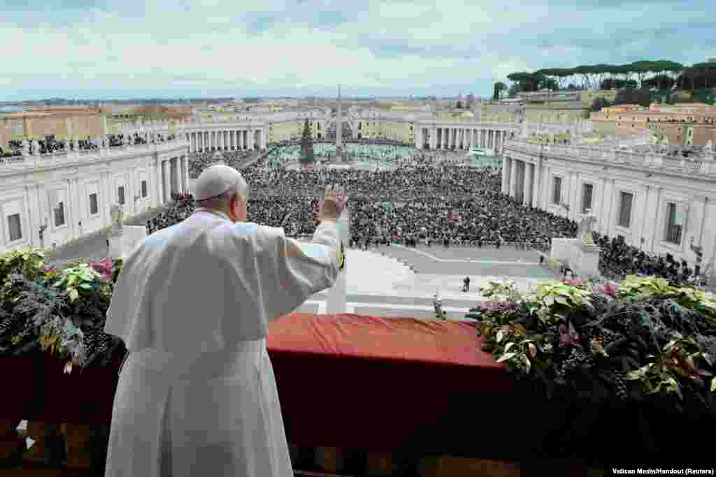 O Papa Francisco faz a sua mensagem tradicional do dia de Natal Urbi et Orbi a partir do balcão da Basílica de São Pedro no Vaticano, 25 dezembro, 2023. Vatican Media/&shy;Handout via REUTERS