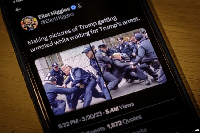 Gambar yang dibuat dengan menggunakan AI oleh Eliot Higgins menunjukkan pertempuran fiktif Donald Trump dengan polisi New York, 23 Maret 2023. (J. David Ake/AP)