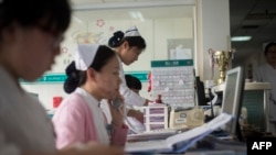 资料照：北京同仁医院的护士们在工作。（2014年10月8日）