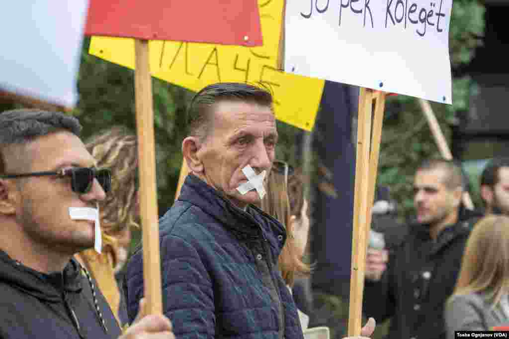 Залепени усти за право на говор: Протест на новинарите пред Основниот граѓански суд во Скопје