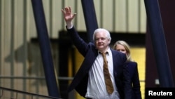 풀려난 뒤 비행기편으로 호주 캔버라에 도착해 지지자들에게 손을 들어보이는 위키리크스 창립자 줄리언 어산지 (자료사진)