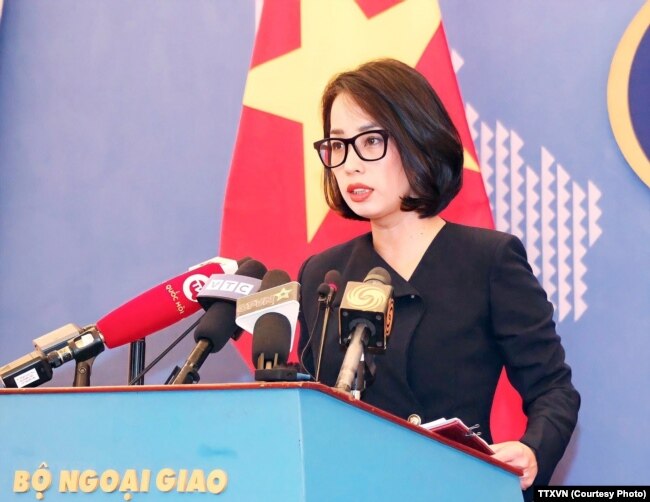 រូបឯកសារ៖ អ្នកនាំពាក្យ​ក្រសួង​ការបរទេស​វៀតណាម អ្នកស្រី Pham Thu Hang ថ្លែងនៅក្នុង​សន្និសីទ​សារព័ត៌មានមួយ។ (Courtesy photo of TTXVN)