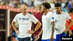 Le sélectionneur des Etats-Unis Gregg Berhalter s'entretient avec Weston McKennie, USA, le 1er juillet 2024.