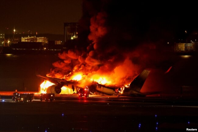 Seluruh penumpang pesawat JAL berhasil keluar dengan selamat sebelum pesawat terbakar, sementara lima awak pesawat penjaga pantai Jepang tewas di bandara Haneda, Tokyo (2/2).