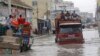 Kendaraan mencoba bergerak menerjang banjir akibat hujan lebat, di Mogadishu, 11 November 2023. (AP/Farah Abdi Warsame)