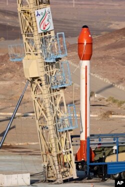 Roket Iran dengan kapsul yang membawa hewan, bersiap sebelum diluncurkan dari lokasi yang dirahasiakan ke orbit, 6 Desember 2023. (Kementerian Pertahanan Iran via AP)