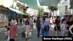 VOA Türkçe İzmirliler'e seçim öncesinde Erdoğan’ın sert faiz karşıtı söyleminden son iki ayda 9 puanlık faiz artışına gelinen süreci sordu. 