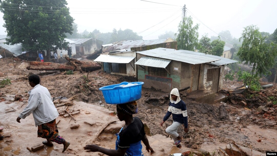 Abantu bagendagenda hafi y'amazu yasinzikajwe n'igihuhusi Freddy i Chilobwe, muri Malawi, kw'itariki ya 17/03/2023