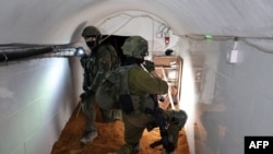 以色列军方带领媒体参观在加沙UNRWA总部下面发现的哈马斯地道。（2024年2月8日）