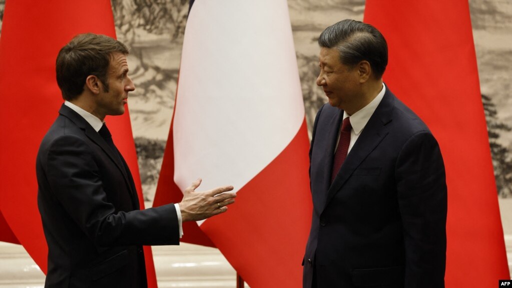 中国国家主席习近平在北京会晤到访的法国总统马克龙。（2023年4月6日）(photo:VOA)