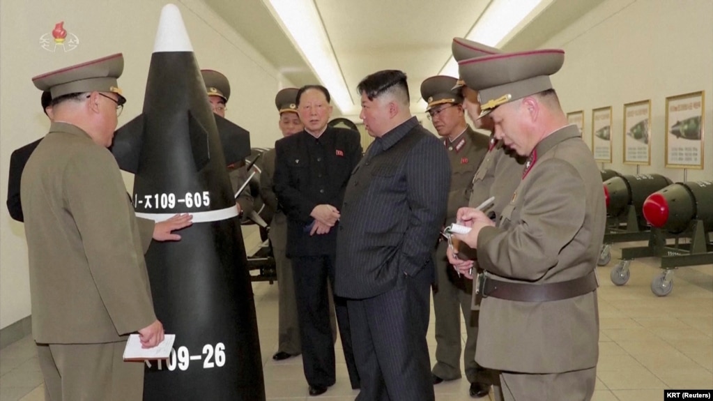 资料照片：2023年3月28日，视频截图显示朝鲜领导人金正恩在一个没有披露的地点视察核弹头。（路透社照片）(photo:VOA)