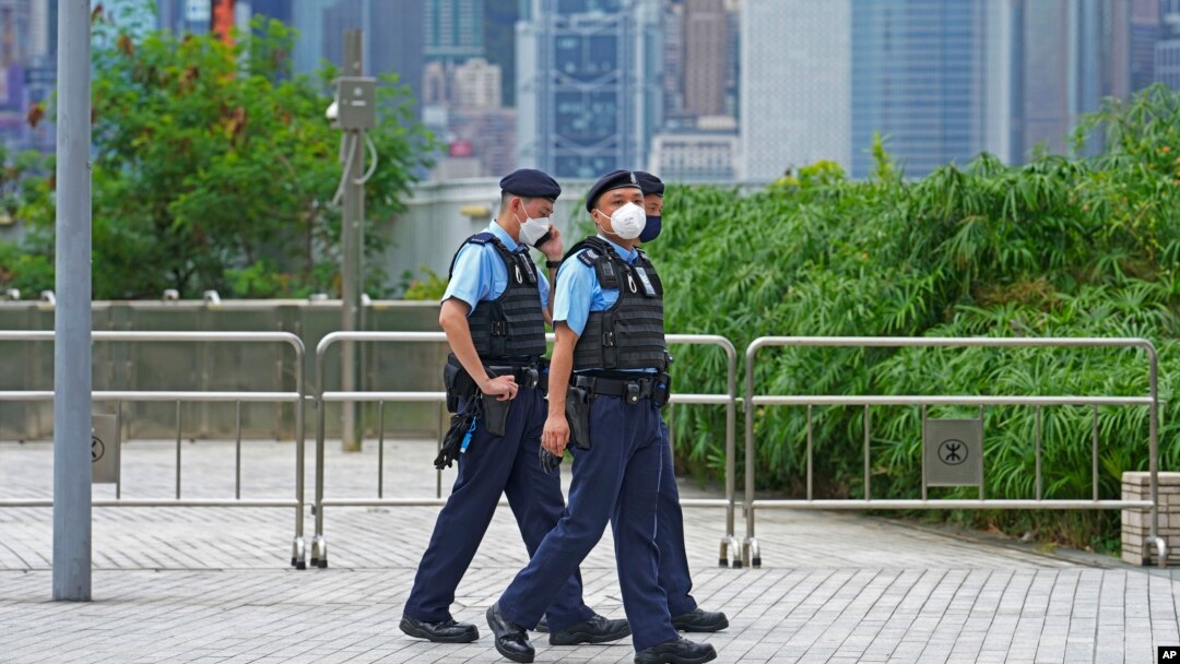 ARHIVA - Policajci u patroli Hong Kongu, 30. juna 2022.
