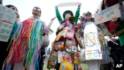 Sejumlah aktivis pemerhati lingkungan turut serta dalam peragaan busana yang terbuat dari plastik untuk memperingati Hari Bumi di Seoul, Korea Selatan, pada 22 April 2024. (Foto: AP/Ahn Young-joon)