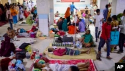 Pasien demam berdarah menerima perawatan di Mugda Medical College and Hospital di Dhaka, Bangladesh, 14 September 2023. (Foto: AP)