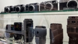 
Kamera-kamera dipajang di markas besar Fujifilm Holdings, Tokyo, Jepang, 7 Juni 2024. (Foto: REUTERS/Rocky Swift)