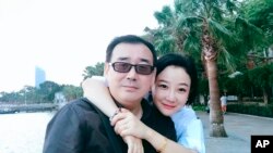 ယခင်မှတ်တမ်းရုပ်ပုံ | တရုတ်နိုင်ငံမှာ ဆိုင်းငံ့သေဒဏ် စီရင်ချက်ချခံလိုက်ရတဲ့ သြစတြေးလျနိုင်ငံသား တရုတ်လူမျိုး စာရေးဆရာ Yang Jun ကို ဇနီးသည် Yuan Xiaoliang နဲ့အတူ တွေ့ရစဉ် 