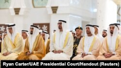 ညီညွတ်သောအာရပ်စော်ဘွားများပြည်ထောင်စု UAE ဒုသမ္မတ HH Sheikh Mansour bin Zayed Al Nahyan နဲ့ သမ္မတ HH Sheikh Mohamed bin Zayed Al Nahyan တို့ကို အဘူဒါဘီမြို့ရှိ Sheikh Zayed ဗလီကြီးအတွင်း အစ်နေ့ဝတ်ပြုဆုတောင်းနေတာကိုတွေ့ရစဉ် (ဇွန် ၂၈၊ ၂၀၂၃)