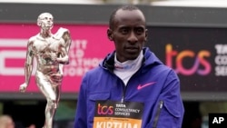 FILE - Kelvin Kiptum dari Kenya memegang piala kemenangannya pada London Marathon di London, 23 April 2023. Kiptum tewas bersama pelatihnya dalam kecelakaan mobil di Kenya, Minggu malam, 11 Februari 2024. (AP/Alberto Pezzali)