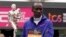 FILE - Kelvin Kiptum dari Kenya memegang piala kemenangannya pada London Marathon di London, 23 April 2023. Kiptum tewas bersama pelatihnya dalam kecelakaan mobil di Kenya, Minggu malam, 11 Februari 2024. (AP/Alberto Pezzali)