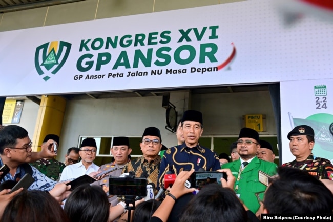 Presiden Joko Widodo menjawab pertanyaan wartawan usai membuka Kongres XVI GP Ansor di Pelabuhan Tanjung Priok, Jakarta, 2 Februari 2024. (Foto: Biro Setpres)