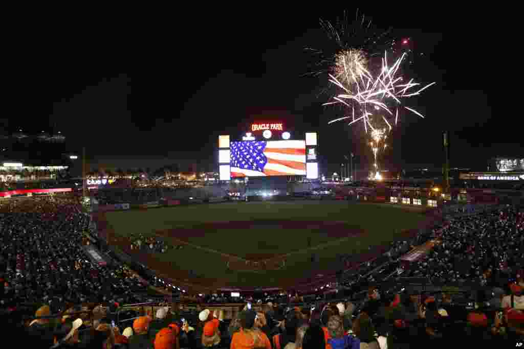 Фановите на San Francisco Giants гледаат огномет од четврти јули по бејзбол натпревар против Сиетл Маринерс во Сан Франциско, Калифорнија, 3 јули 2023 година.