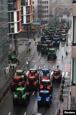 Petani Eropa menggunakan traktor dalam aksi protes atas tekanan harga, pajak dan peraturan ramah lingkungan, pada hari pertemuan Menteri Pertanian Uni Eropa di Brussels, Belgia 26 Februari 2024. 9REUTERS/Yves Herman)