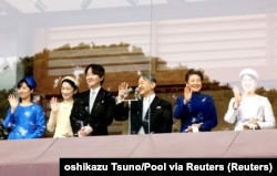 Kaisar Jepang Naruhito didampingi Permaisuri Masako, Putri Aiko, Putra Mahkota Akishino, Putri Mahkota Kiko dan Putri Kako melambaikan tangan dari balkon Istana Kekaisaran di Tokyo pada 23 Februari 2024. (Foto: Yoshikazu Tsuno/Pool via Reuters)