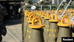 한국 미군 기지 캠프 호비에 위치한 미 육군 모터풀에서 수십 발의 155mm 이중 목적 개량 고폭탄(DPICM) 탄이 적재를 기다리고 있다. (자료화면)