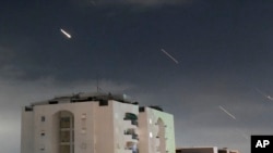 以色列铁穹防空系统在以色列中部拦截伊朗来袭导弹。（2024年4月14日）