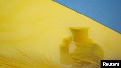 ລາຍການກະຈາຍສຽງຂອງວີໂອເອ ລາວ: ຢູເຄຣນລາຍງານວ່າ ມີການຕໍ່ສູ້ກັນຢ່າງໜັກ ຂະນະທີ່ກຸ່ມແວັກເນີ ອ້າງວ່າ ຕົນຍຶດເອົາບັກມຸດແລ້ວ