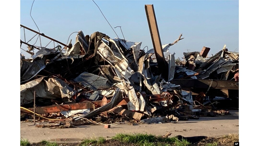 Puing-puing bangunan setelah tornado menerjang Rolling Fork, Mississippi, Sabtu 25 Maret 2023. (Foto: Rogelio Solis/AP Photo)