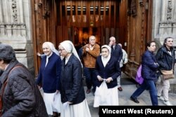 Para biarawati meninggalkan gereja usai misa untuk para korban pelecehan oleh sejumlah pastur di Bilbao, Spanyol, Jumat, 24 Maret 2023. (Foto: Vincent West/Reuters)