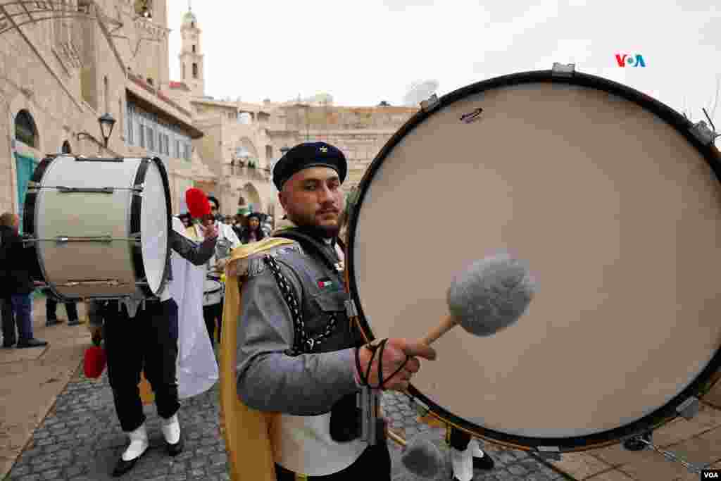  Un scout palestino toca el bombo durante el desfile navideño de 2022, en la ciudad de Belén. Este año se han suspendido todas las festividades navideñas en solidaridad con los palestinos muertos en Gaza durante los 80 días de guerra entre Israel y Hamás. &nbsp; 