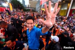 Pemimpin Partai Maju Pita Limjaroenrat menyapa para pendukungnya, 9 Juli 2023, di Bangkok, Thailand. (Foto: Reuters)