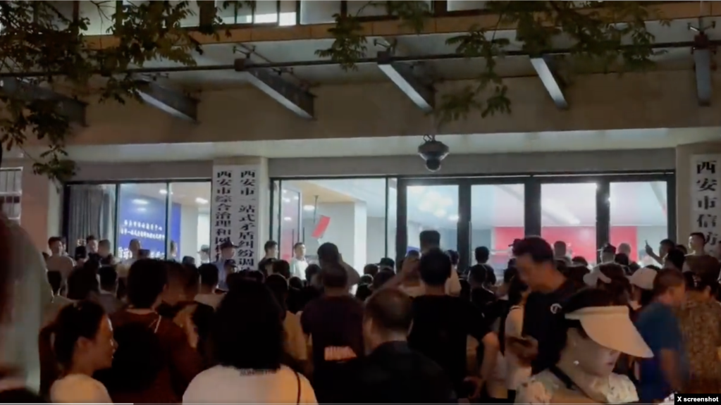 2023年7月21日晚，西安市众多学生家长到信访接待中心门口表达抗议回流生相关政策的诉求。（李老师推特视频截图）(photo:VOA)